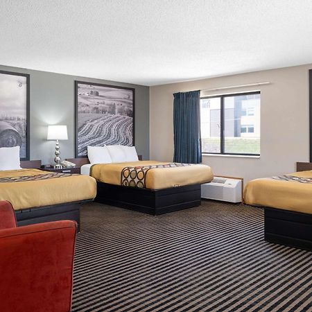 Super 8 By Wyndham Humboldt Hotel Екстериор снимка