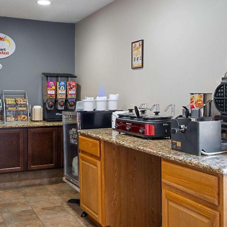 Super 8 By Wyndham Humboldt Hotel Екстериор снимка