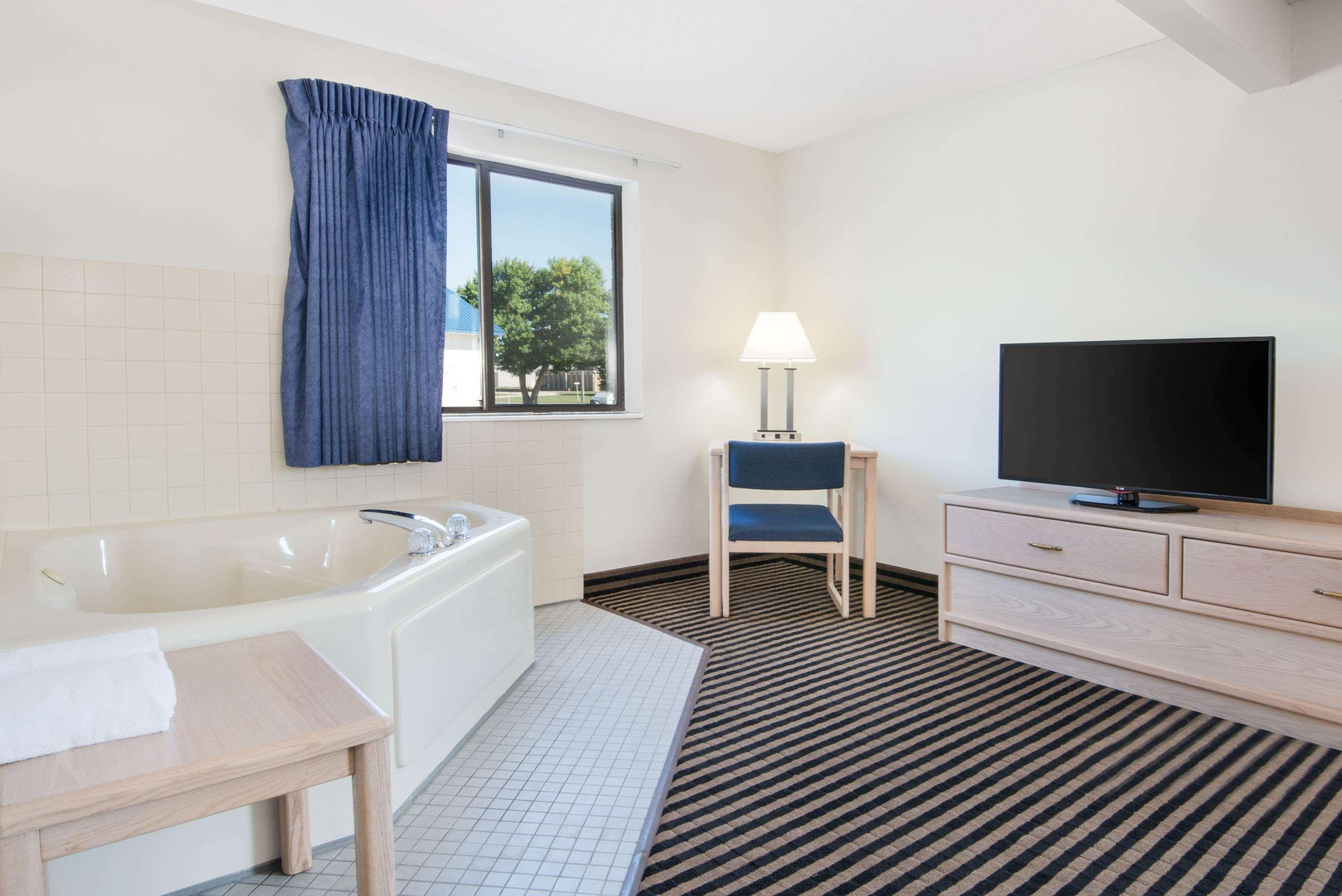 Super 8 By Wyndham Humboldt Hotel Екстериор снимка