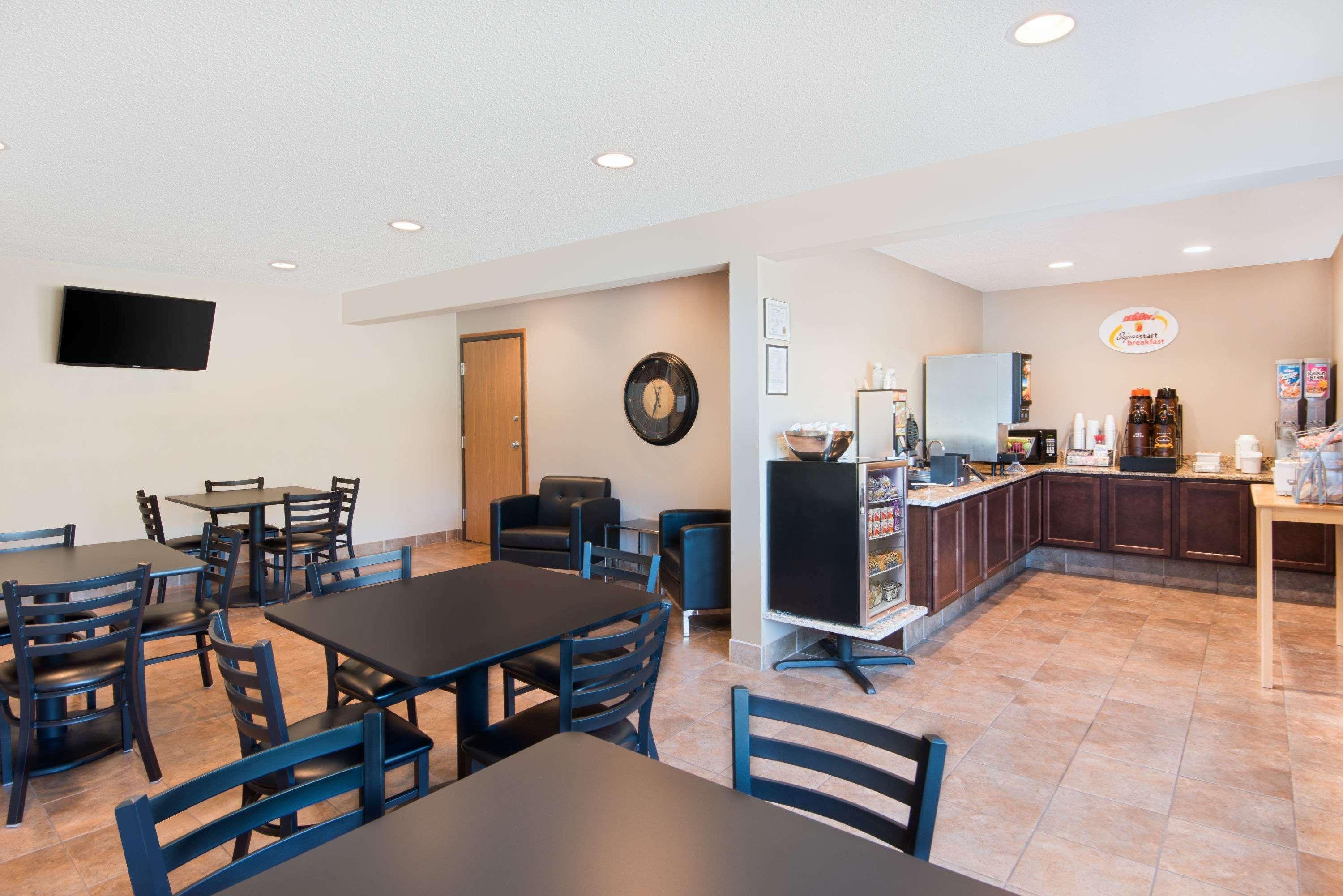 Super 8 By Wyndham Humboldt Hotel Екстериор снимка