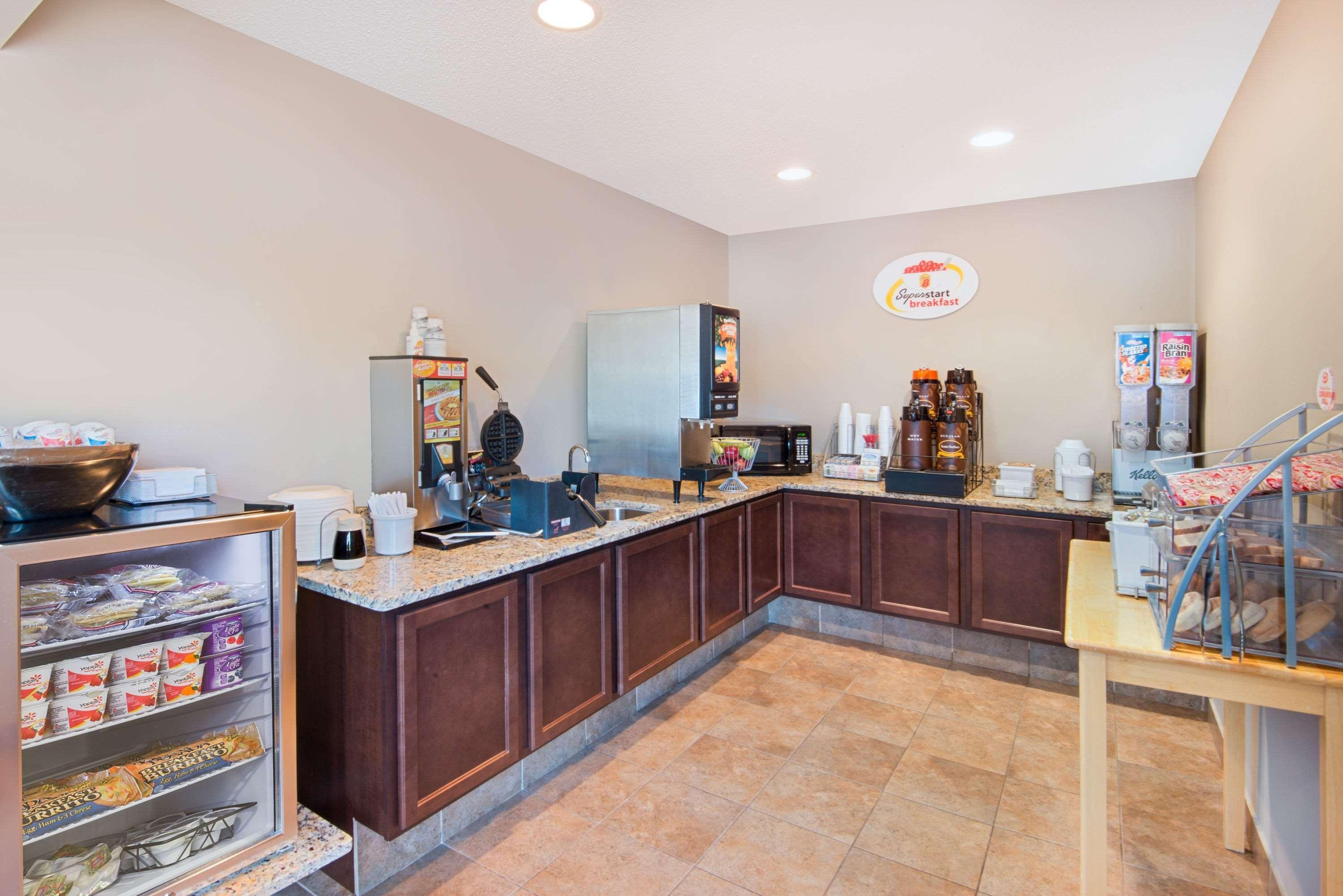 Super 8 By Wyndham Humboldt Hotel Екстериор снимка