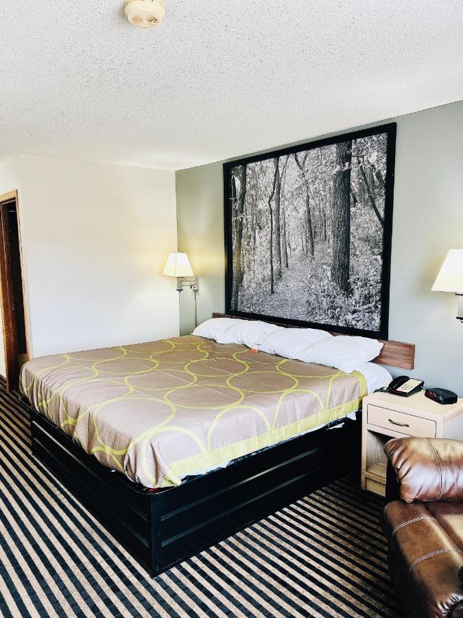 Super 8 By Wyndham Humboldt Hotel Екстериор снимка