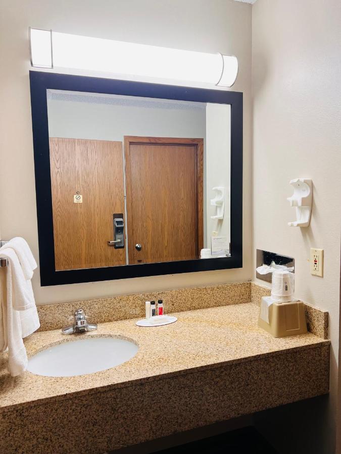 Super 8 By Wyndham Humboldt Hotel Екстериор снимка