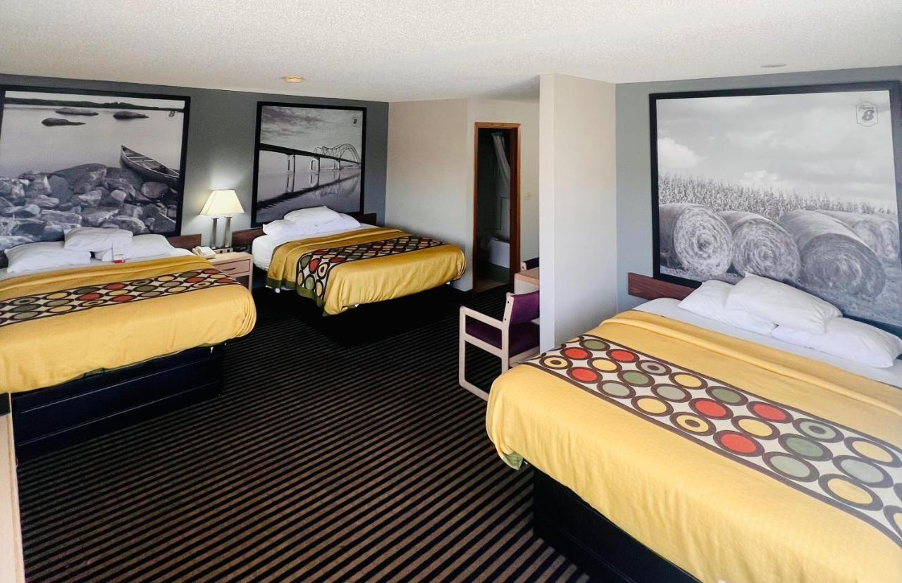 Super 8 By Wyndham Humboldt Hotel Екстериор снимка