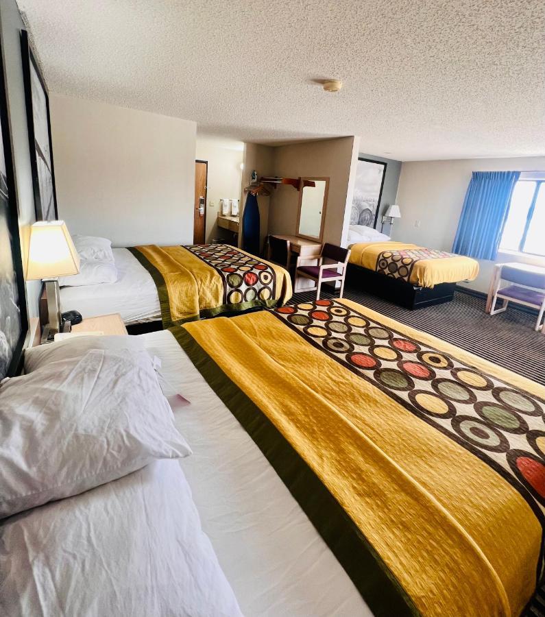 Super 8 By Wyndham Humboldt Hotel Екстериор снимка