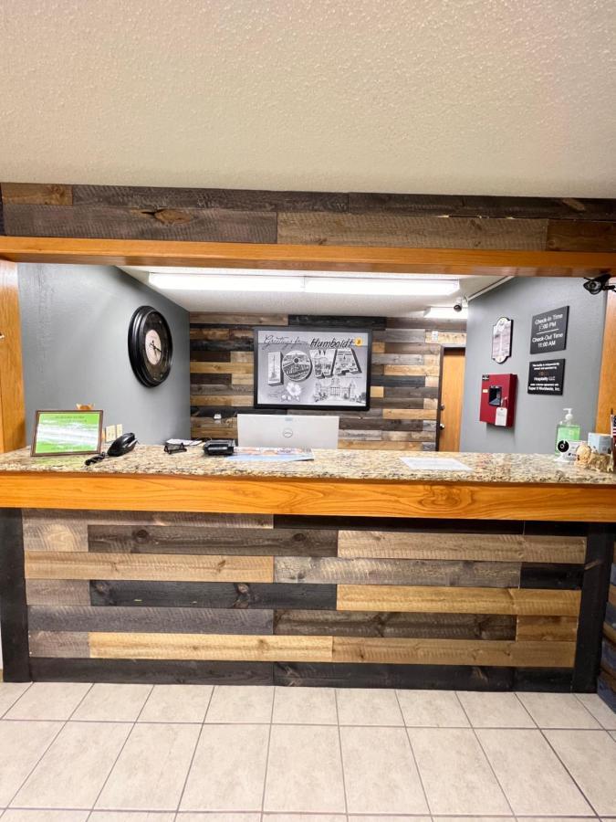 Super 8 By Wyndham Humboldt Hotel Екстериор снимка