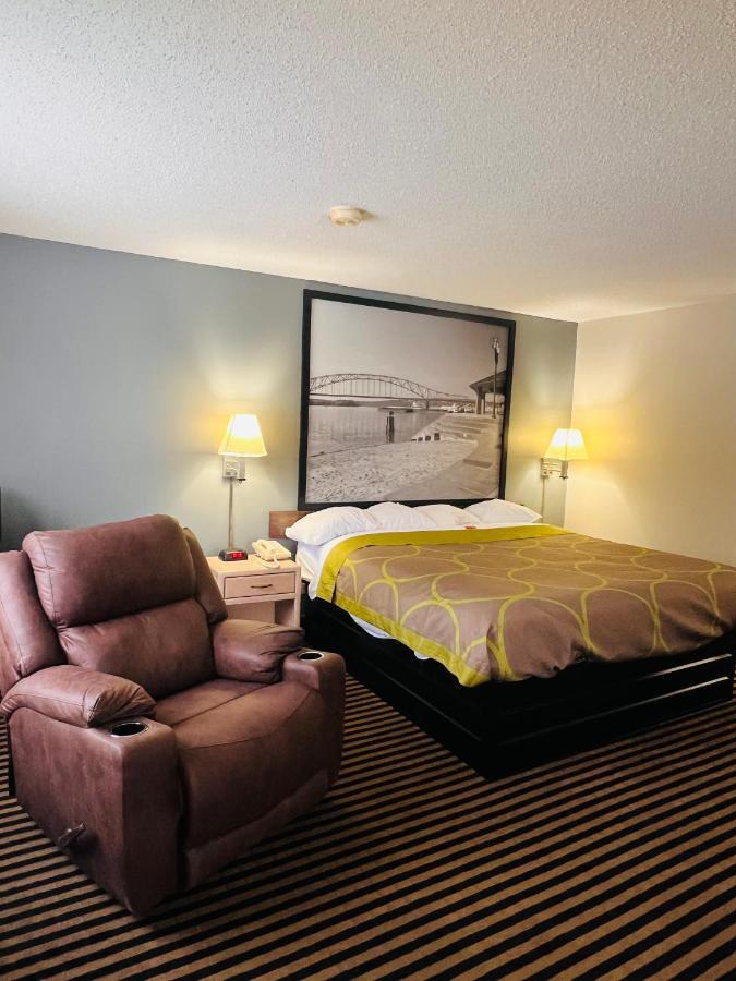 Super 8 By Wyndham Humboldt Hotel Екстериор снимка