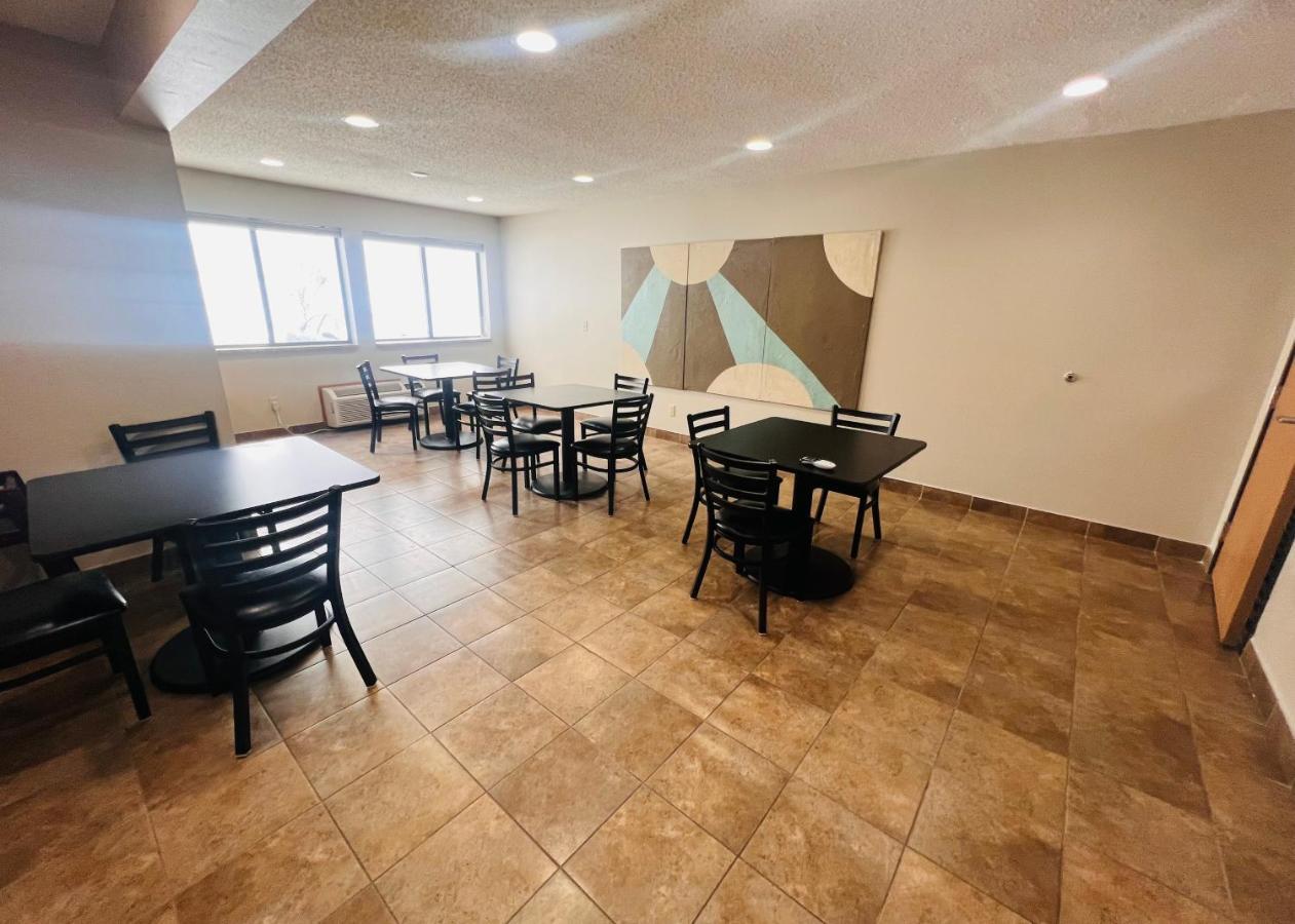 Super 8 By Wyndham Humboldt Hotel Екстериор снимка