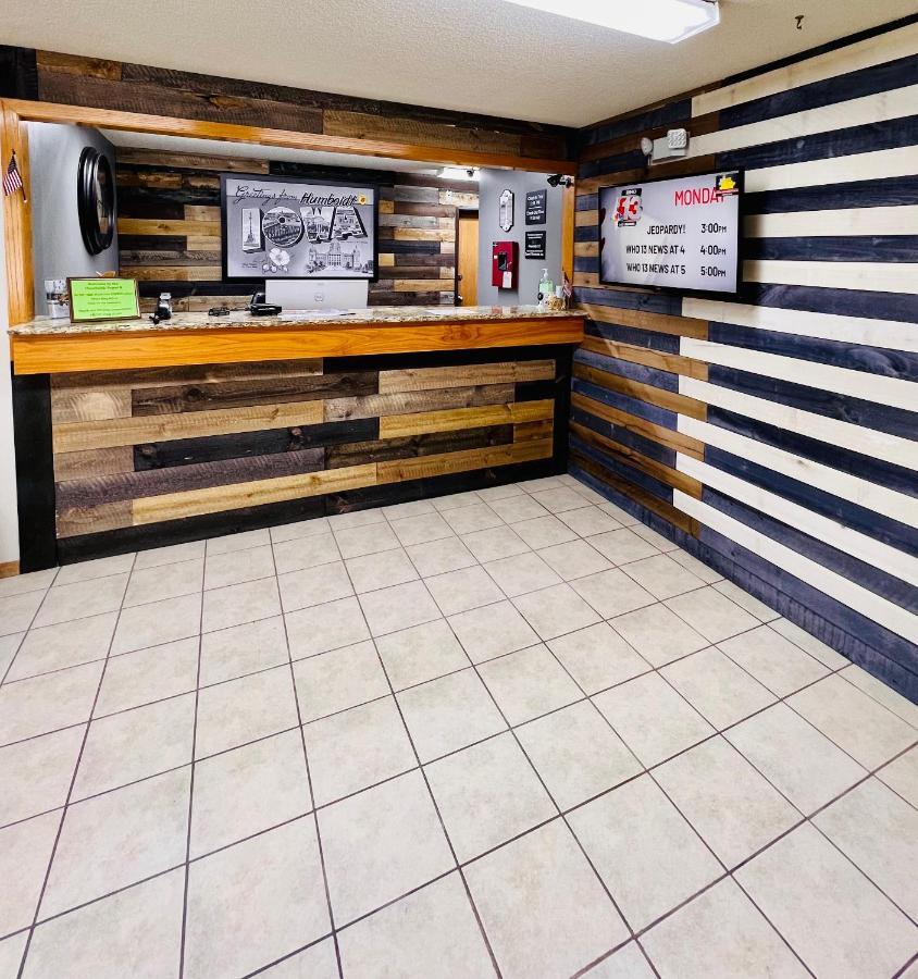 Super 8 By Wyndham Humboldt Hotel Екстериор снимка