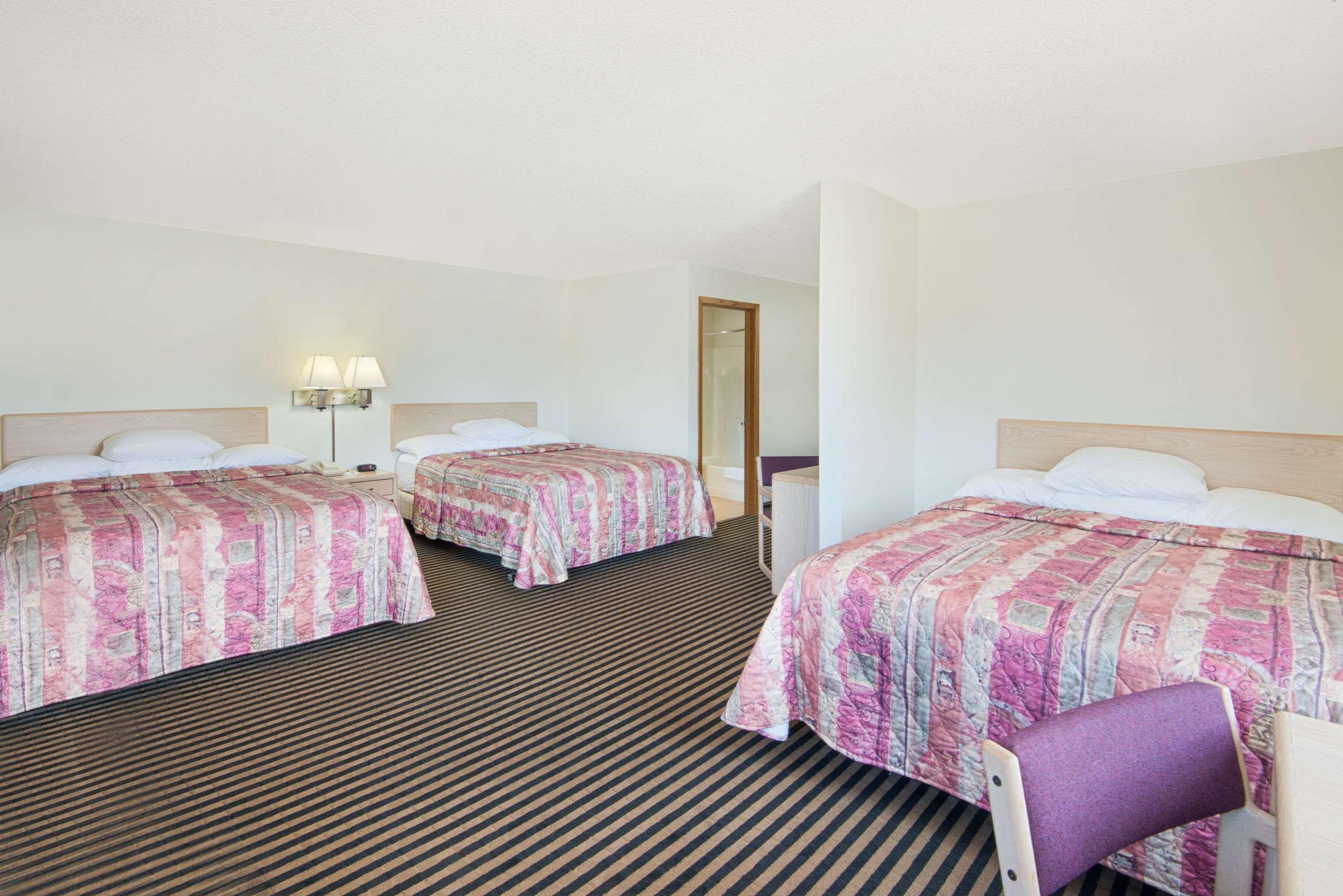 Super 8 By Wyndham Humboldt Hotel Екстериор снимка