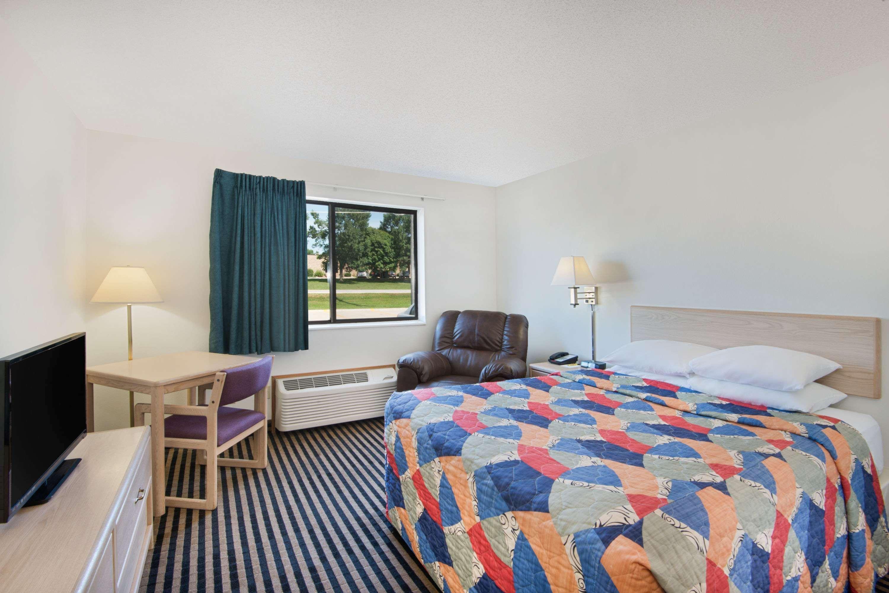 Super 8 By Wyndham Humboldt Hotel Екстериор снимка