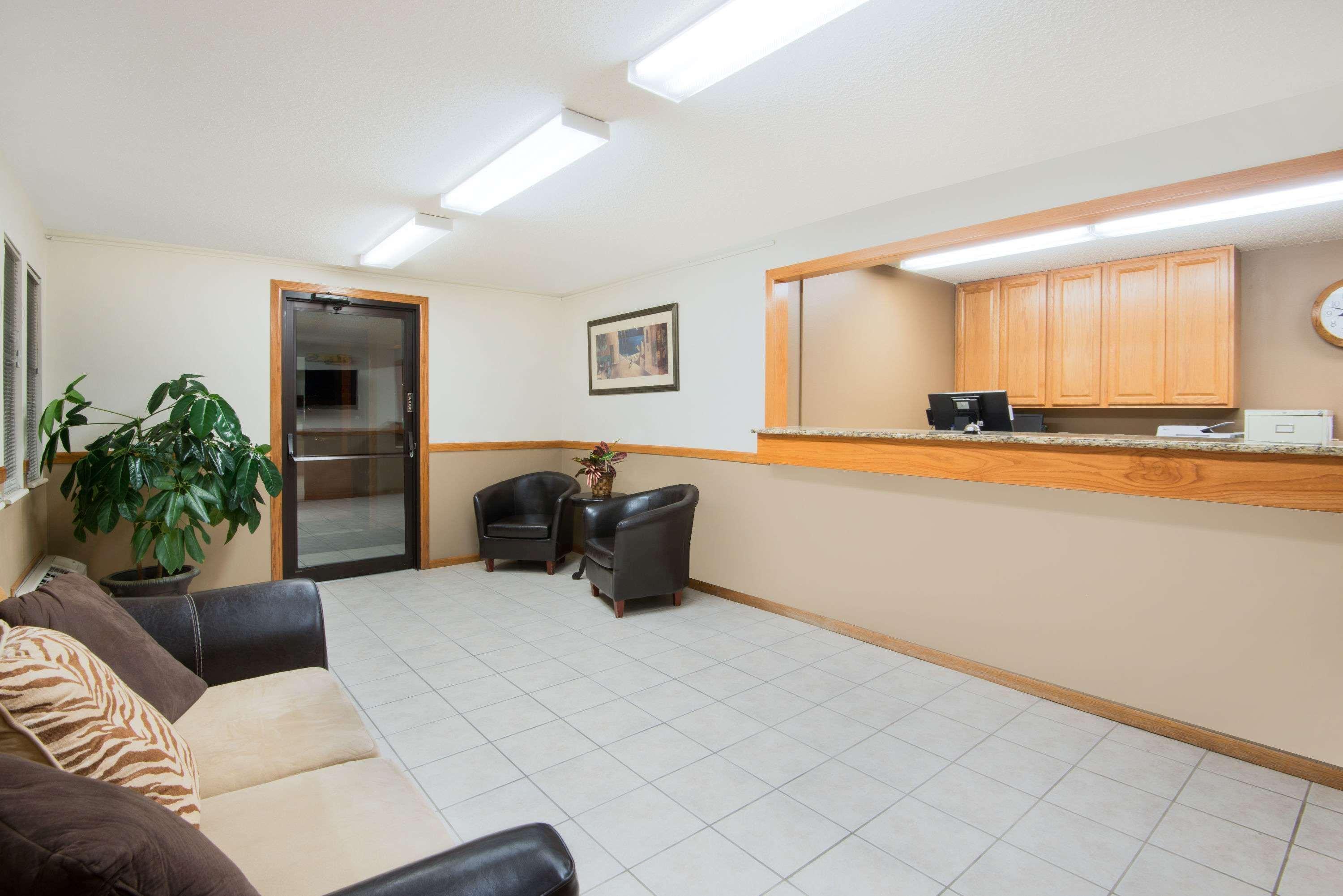 Super 8 By Wyndham Humboldt Hotel Екстериор снимка