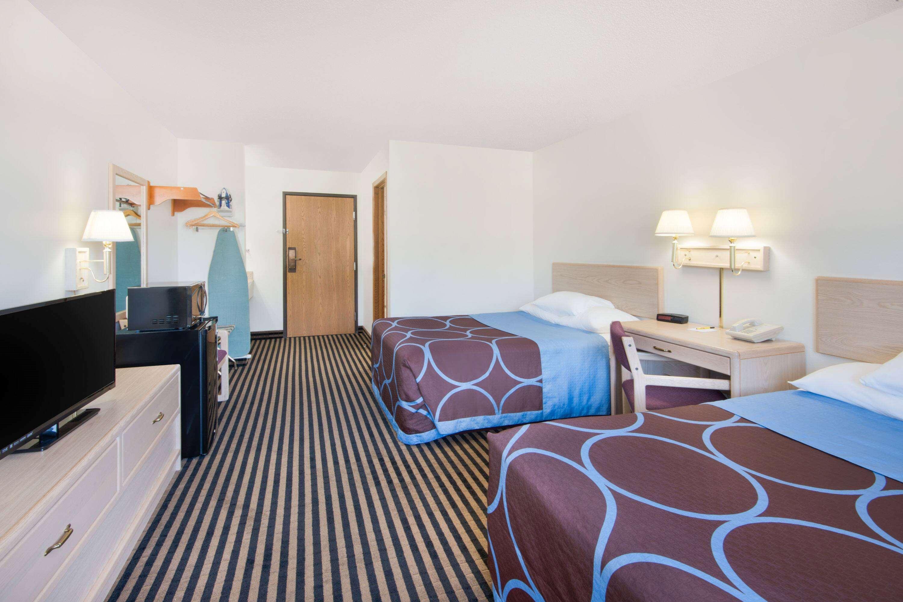 Super 8 By Wyndham Humboldt Hotel Екстериор снимка