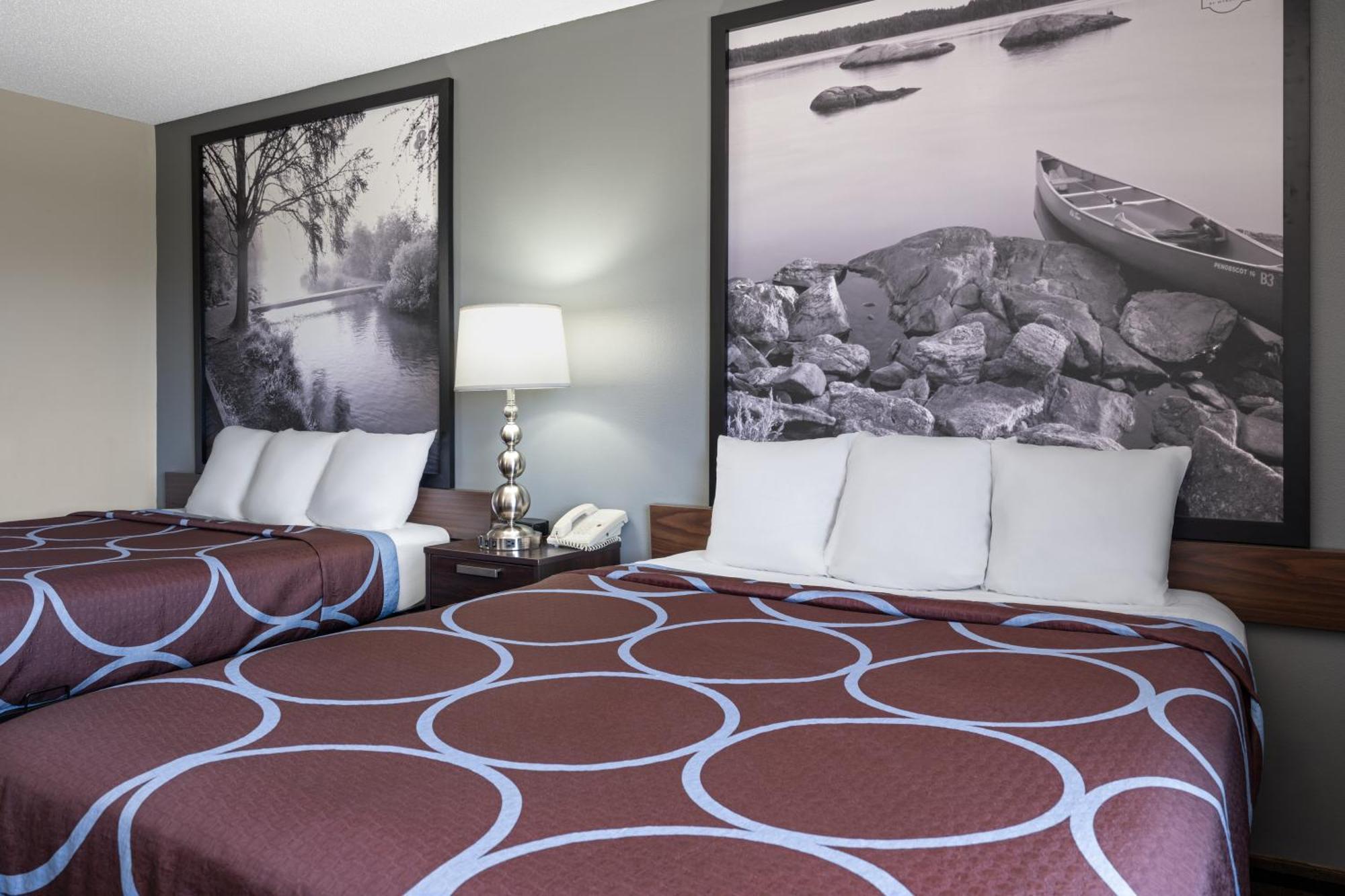 Super 8 By Wyndham Humboldt Hotel Екстериор снимка