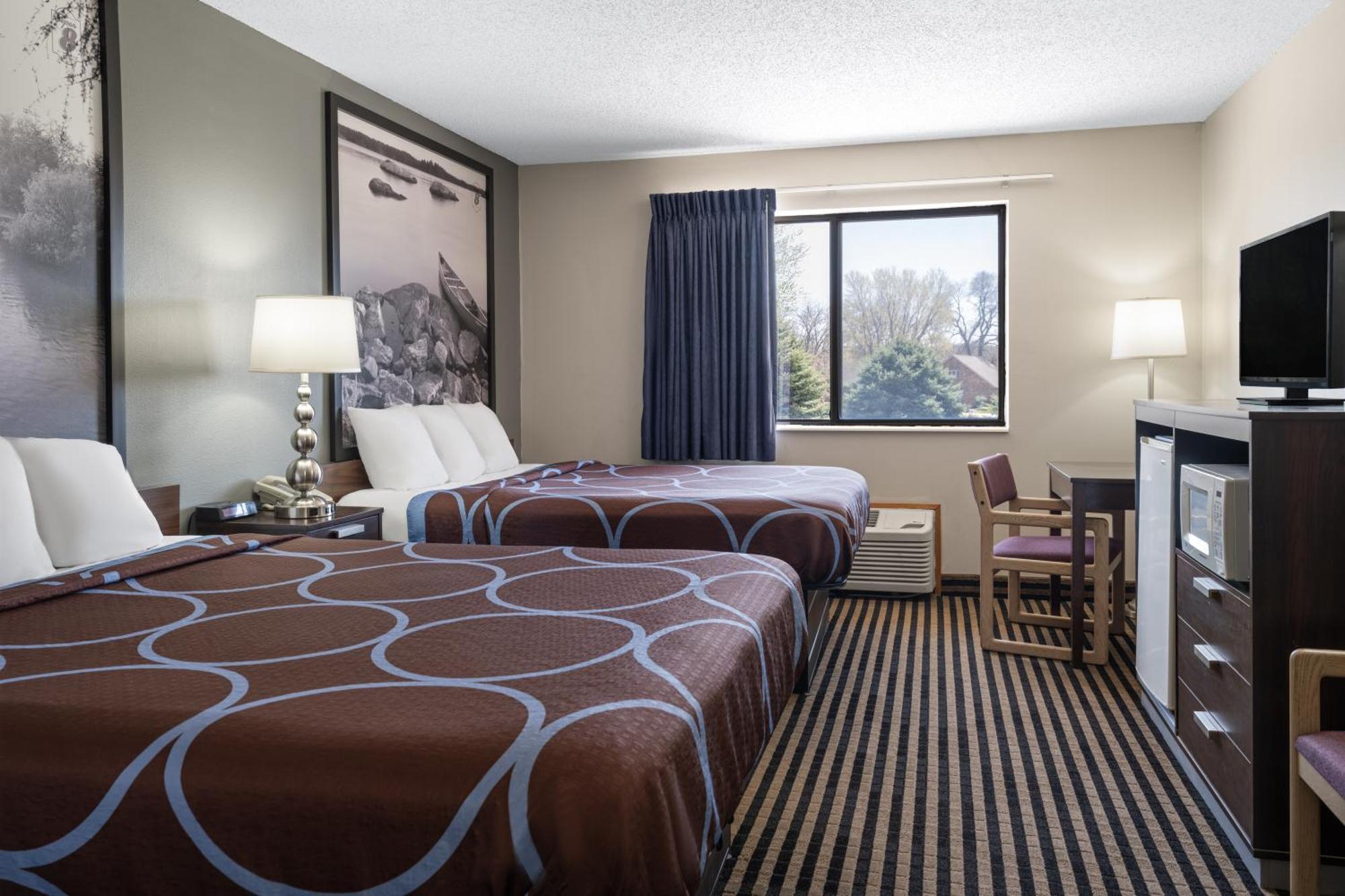 Super 8 By Wyndham Humboldt Hotel Екстериор снимка