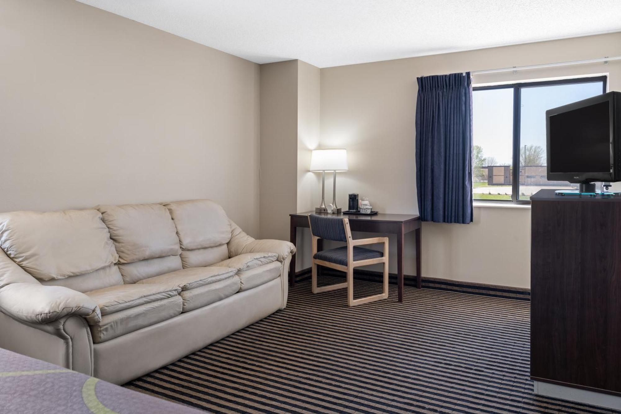 Super 8 By Wyndham Humboldt Hotel Екстериор снимка