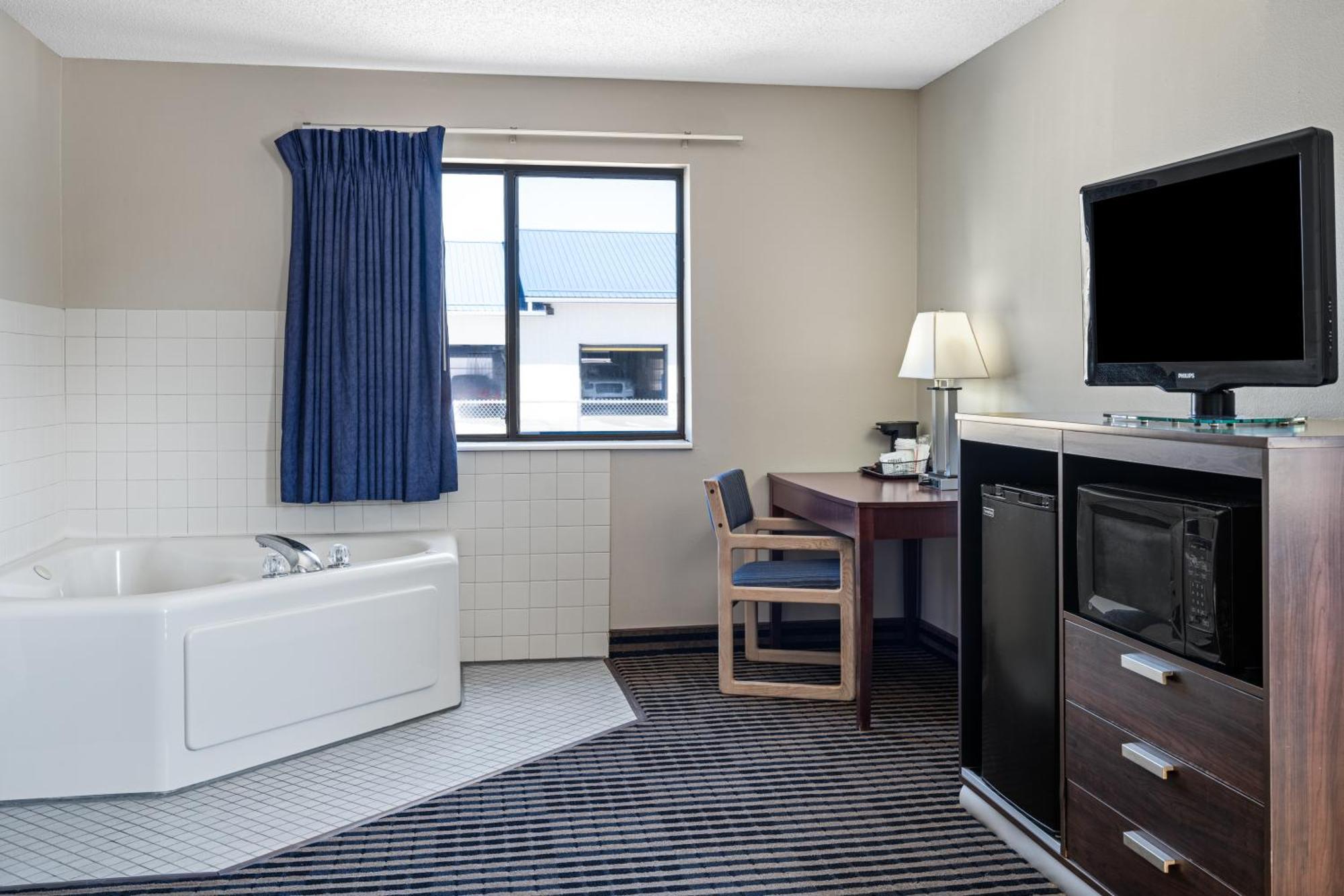 Super 8 By Wyndham Humboldt Hotel Екстериор снимка