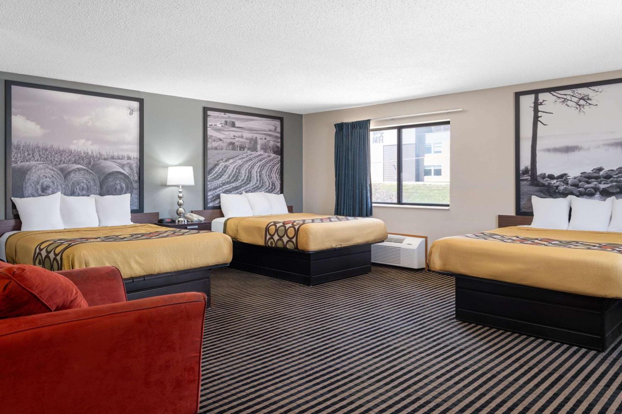 Super 8 By Wyndham Humboldt Hotel Екстериор снимка