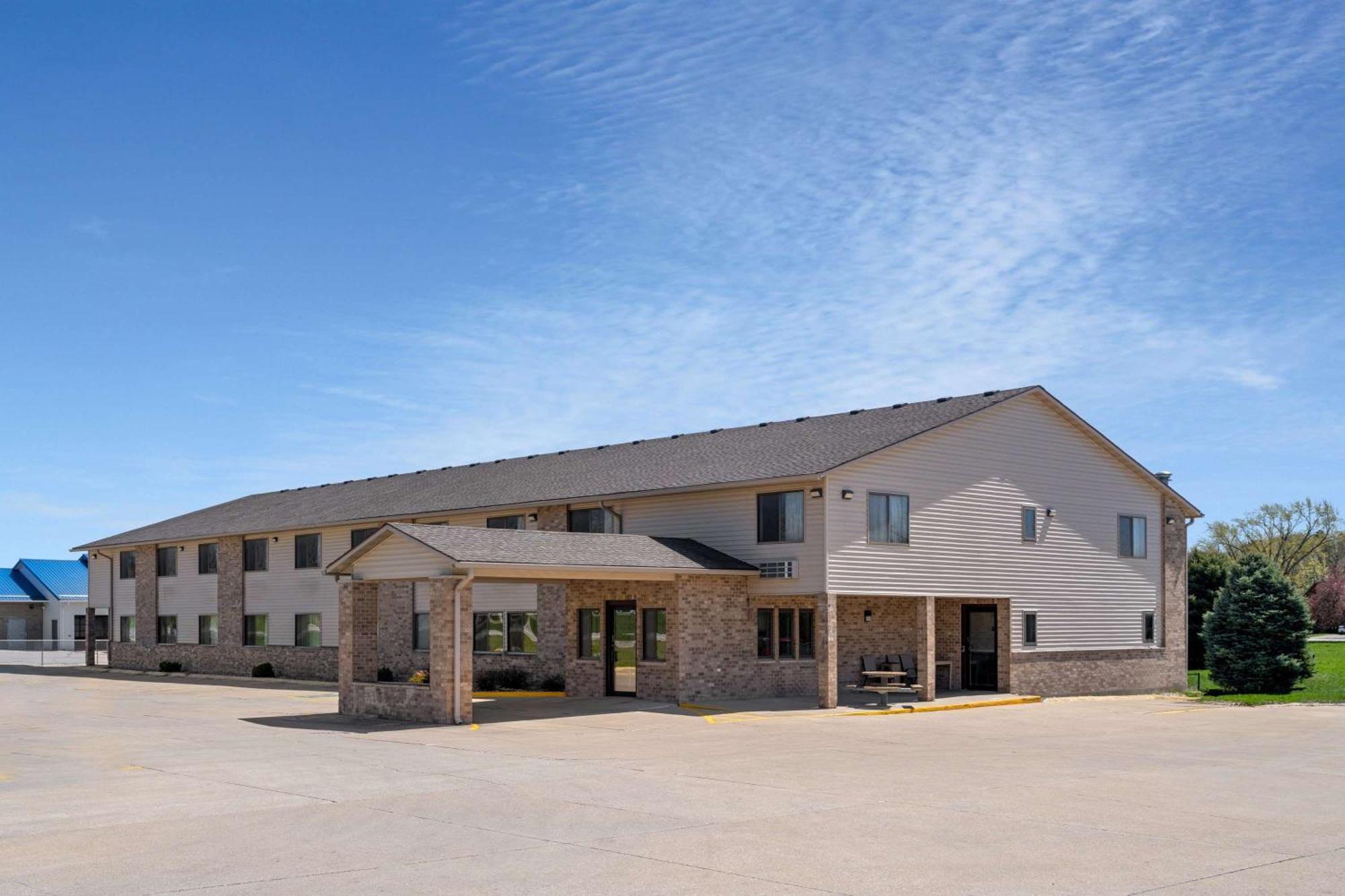 Super 8 By Wyndham Humboldt Hotel Екстериор снимка