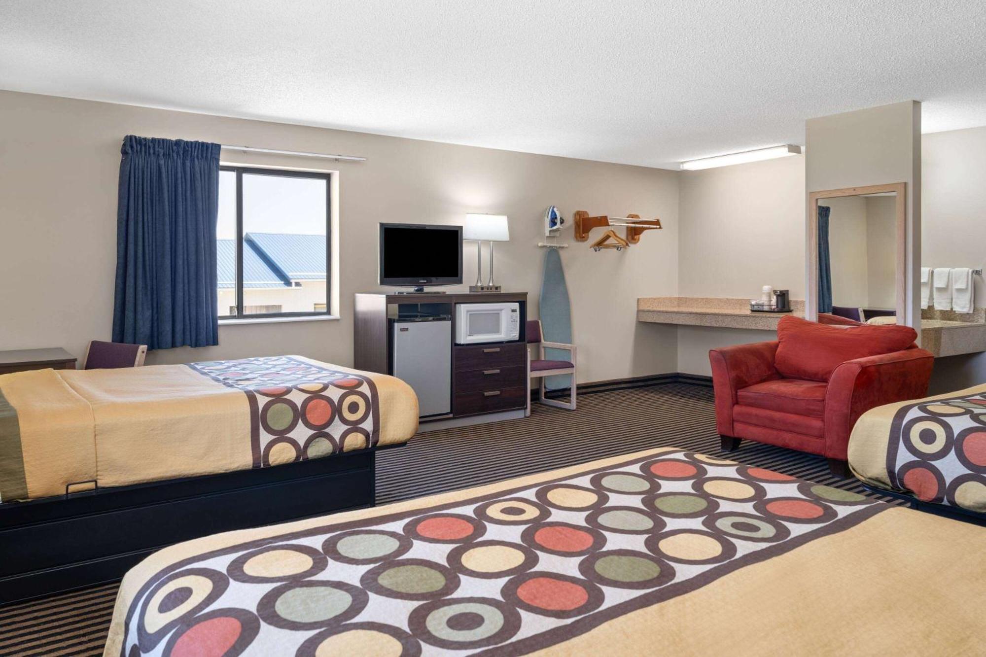 Super 8 By Wyndham Humboldt Hotel Екстериор снимка