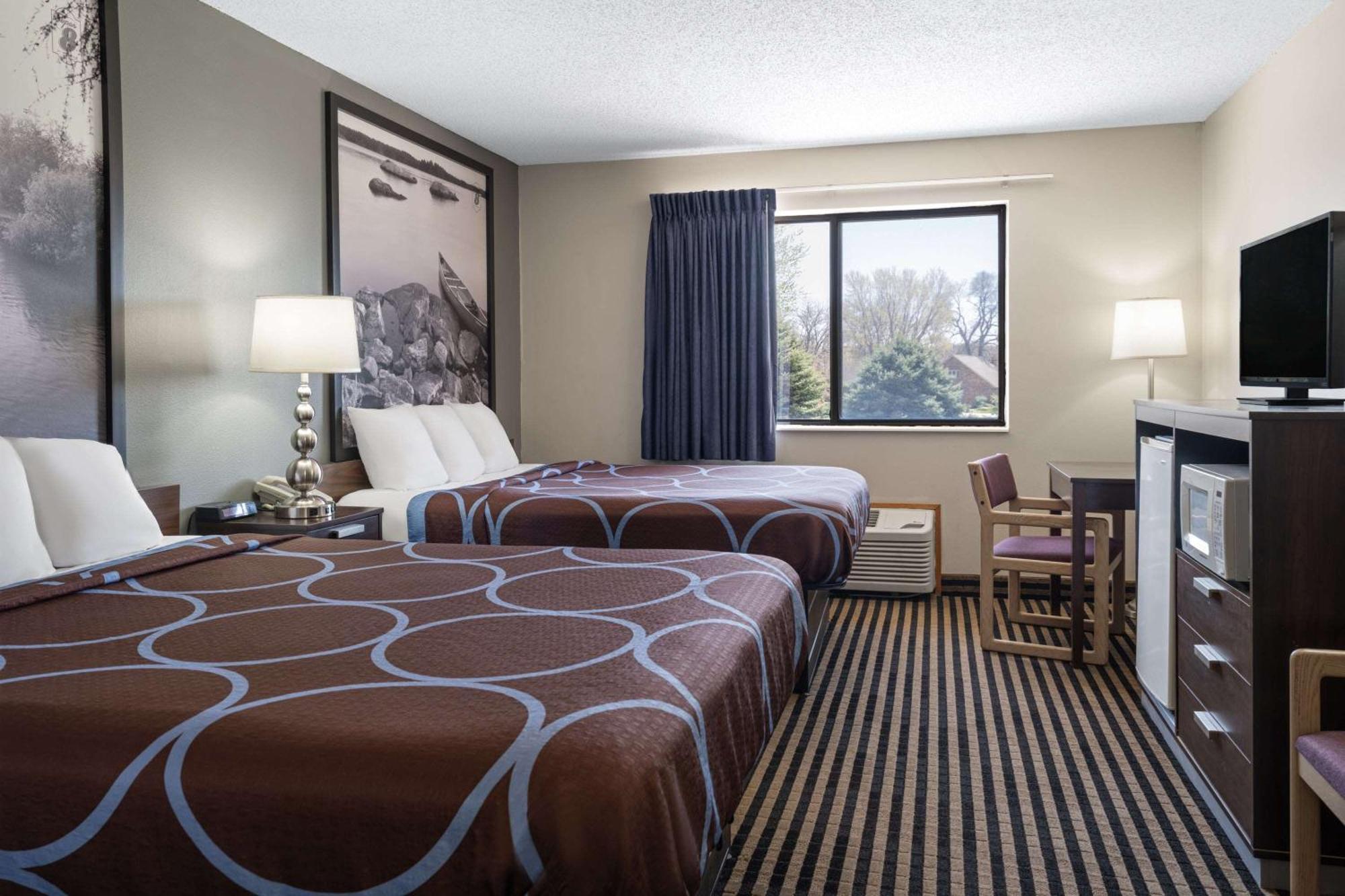 Super 8 By Wyndham Humboldt Hotel Екстериор снимка