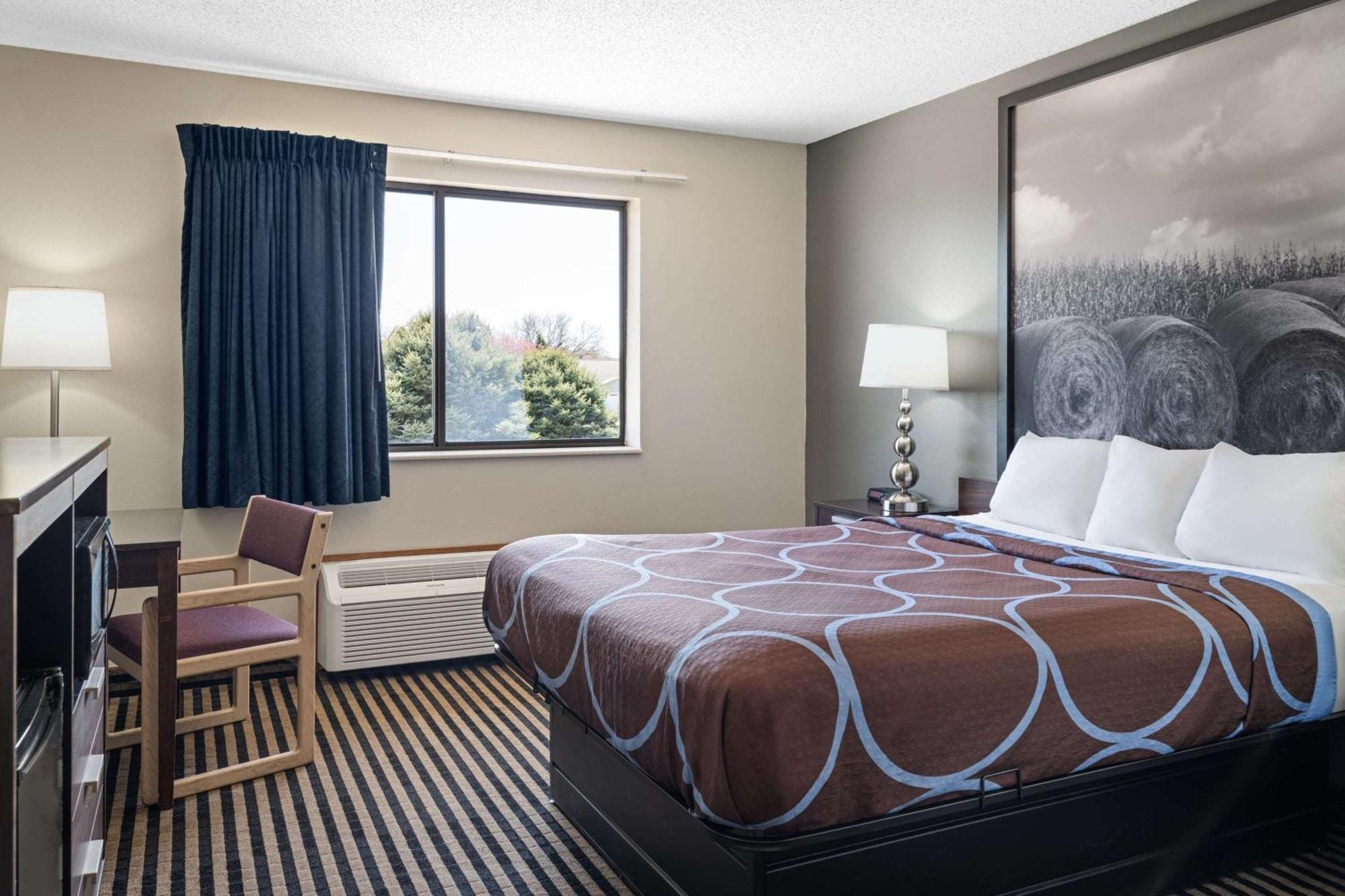 Super 8 By Wyndham Humboldt Hotel Екстериор снимка