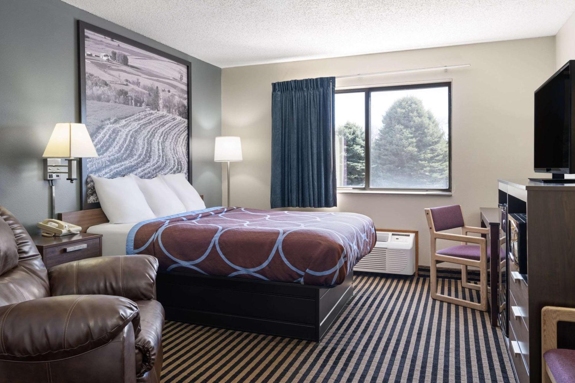 Super 8 By Wyndham Humboldt Hotel Екстериор снимка