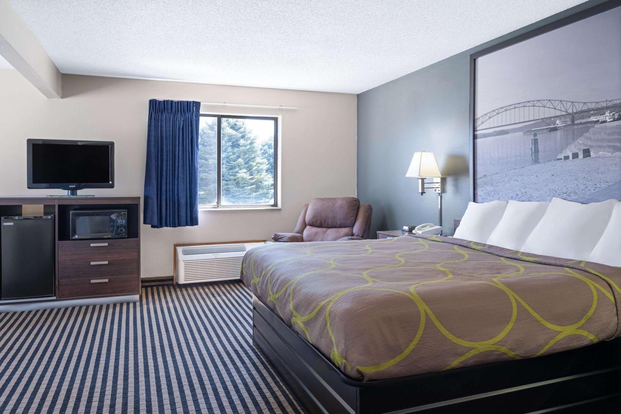 Super 8 By Wyndham Humboldt Hotel Екстериор снимка