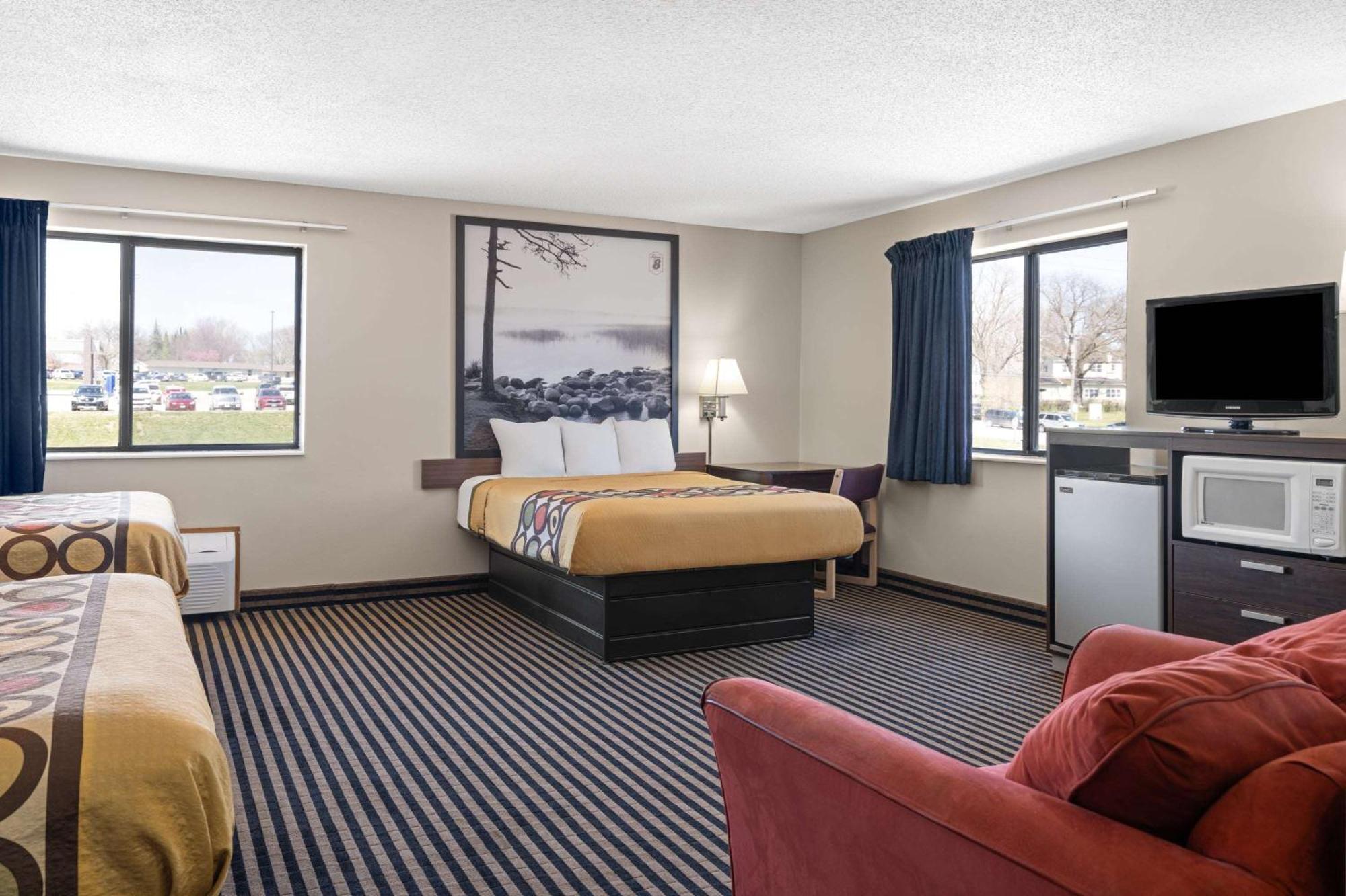 Super 8 By Wyndham Humboldt Hotel Екстериор снимка