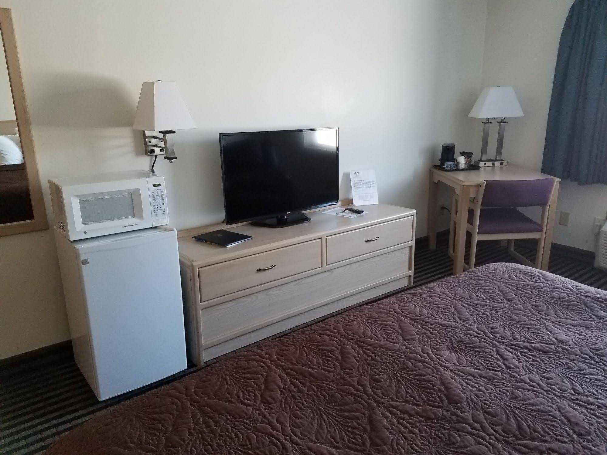 Super 8 By Wyndham Humboldt Hotel Екстериор снимка
